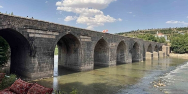 diyarbakirda-sicakligin-40-dereceyi-bulmasiyla-tarihi-mekanlar-bos-kaldi-p79qGn7A.jpg