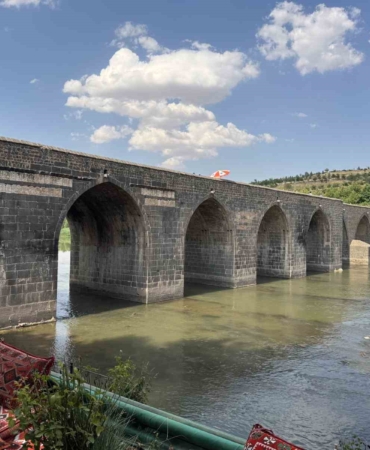 diyarbakirda-sicakligin-40-dereceyi-bulmasiyla-tarihi-mekanlar-bos-kaldi-p79qGn7A.jpg