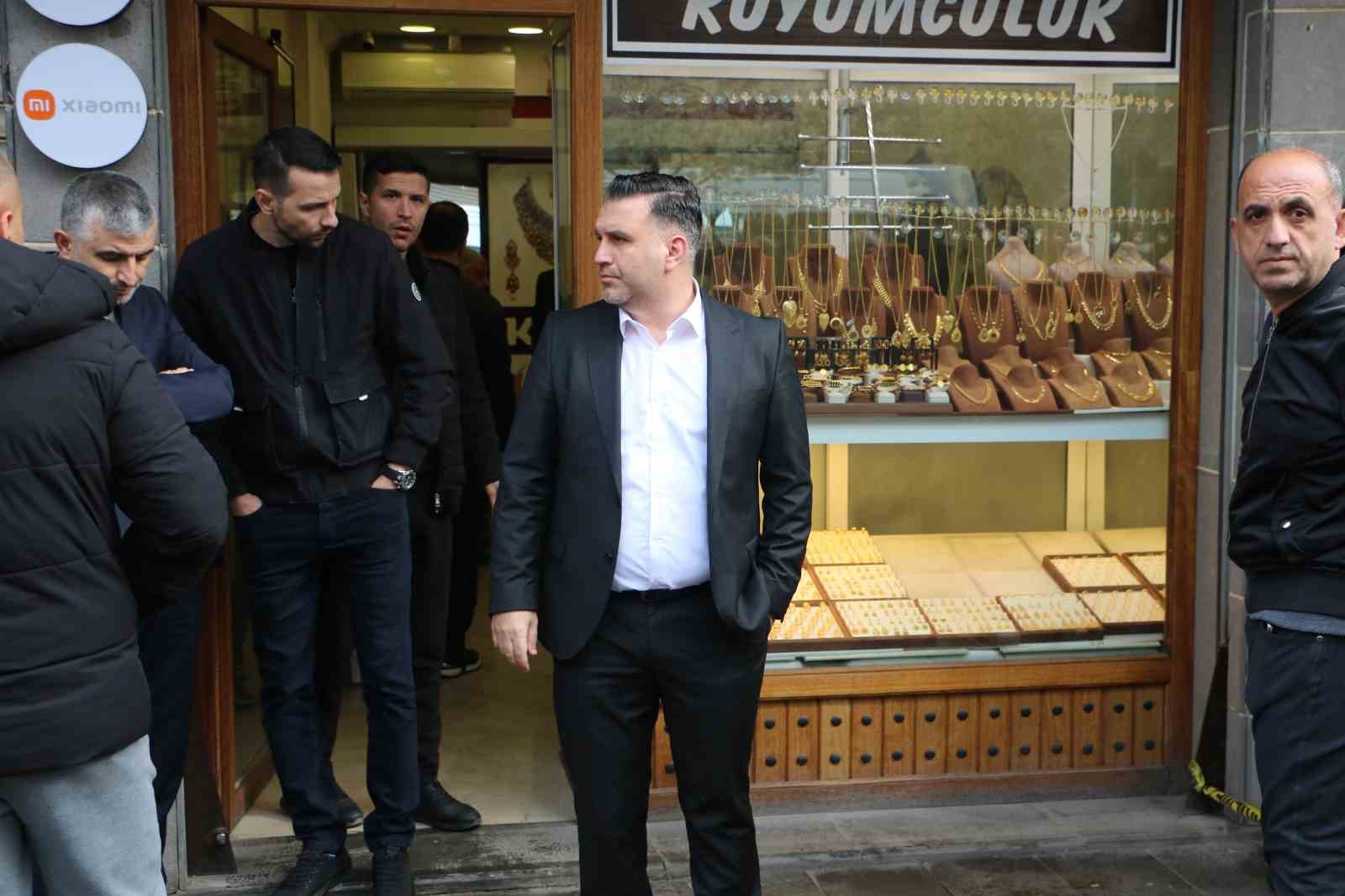 Diyarbakır’da silahla kuyumcu soygunu kamerada: Yaklaşık 1,5 kilo altın çalıp kayıplara karıştılar 6 diyarbakirda silahla kuyumcu soygunu kamerada yaklasik 15 kilo altin calip kayiplara karistilar 2 vjgaqGtn