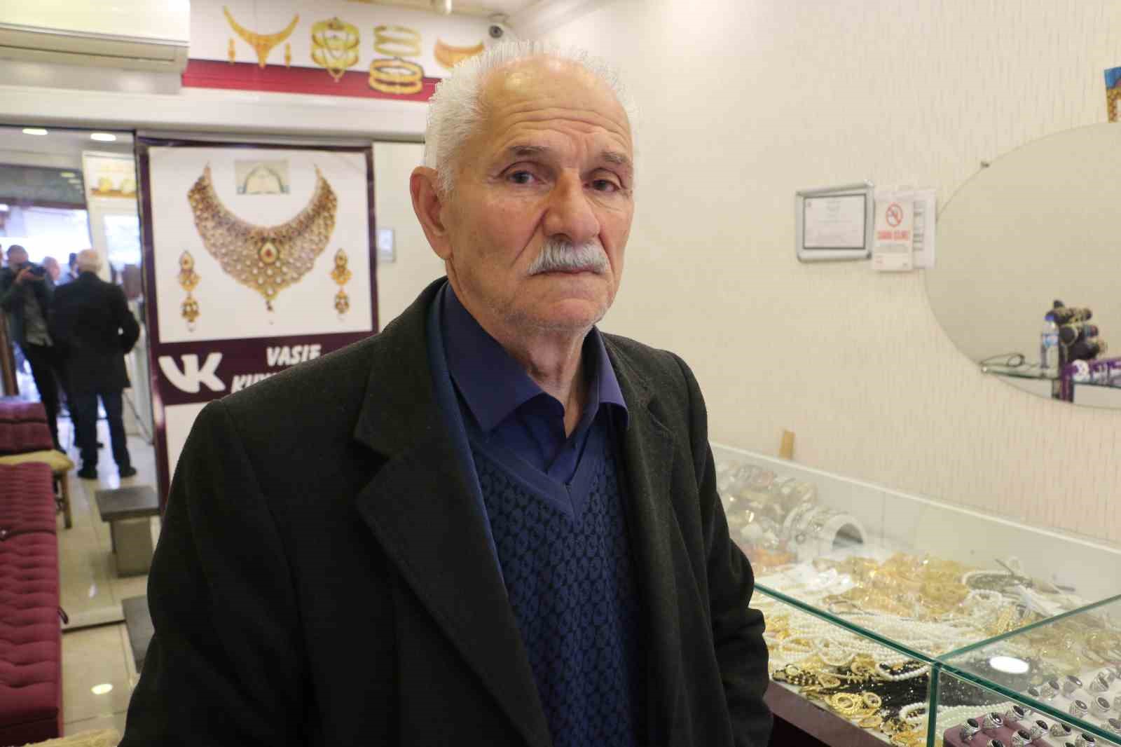 Diyarbakır’da silahla kuyumcu soygunu kamerada: Yaklaşık 1,5 kilo altın çalıp kayıplara karıştılar 7 diyarbakirda silahla kuyumcu soygunu kamerada yaklasik 15 kilo altin calip kayiplara karistilar 3 L48MNbJn
