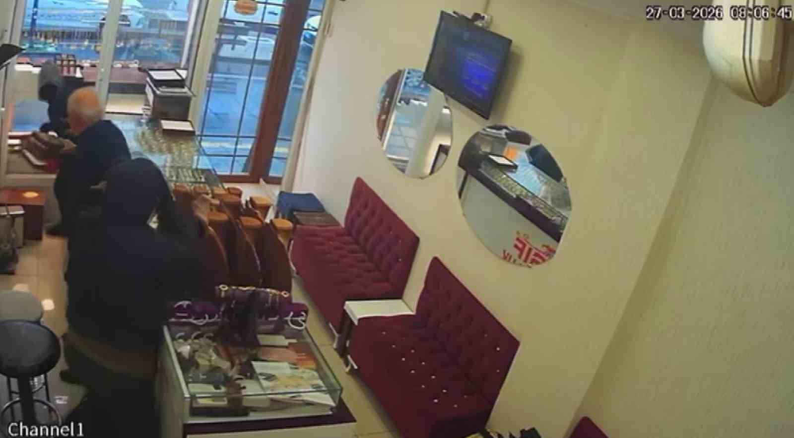 Diyarbakır’da silahla kuyumcu soygunu kamerada: Yaklaşık 1,5 kilo altın çalıp kayıplara karıştılar 8 diyarbakirda silahla kuyumcu soygunu kamerada yaklasik 15 kilo altin calip kayiplara karistilar 4 NfUvrwyv
