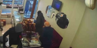 diyarbakirda-silahla-kuyumcu-soygunu-kamerada-yaklasik-15-kilo-altin-calip-kayiplara-karistilar-h2hpAlWh.jpg