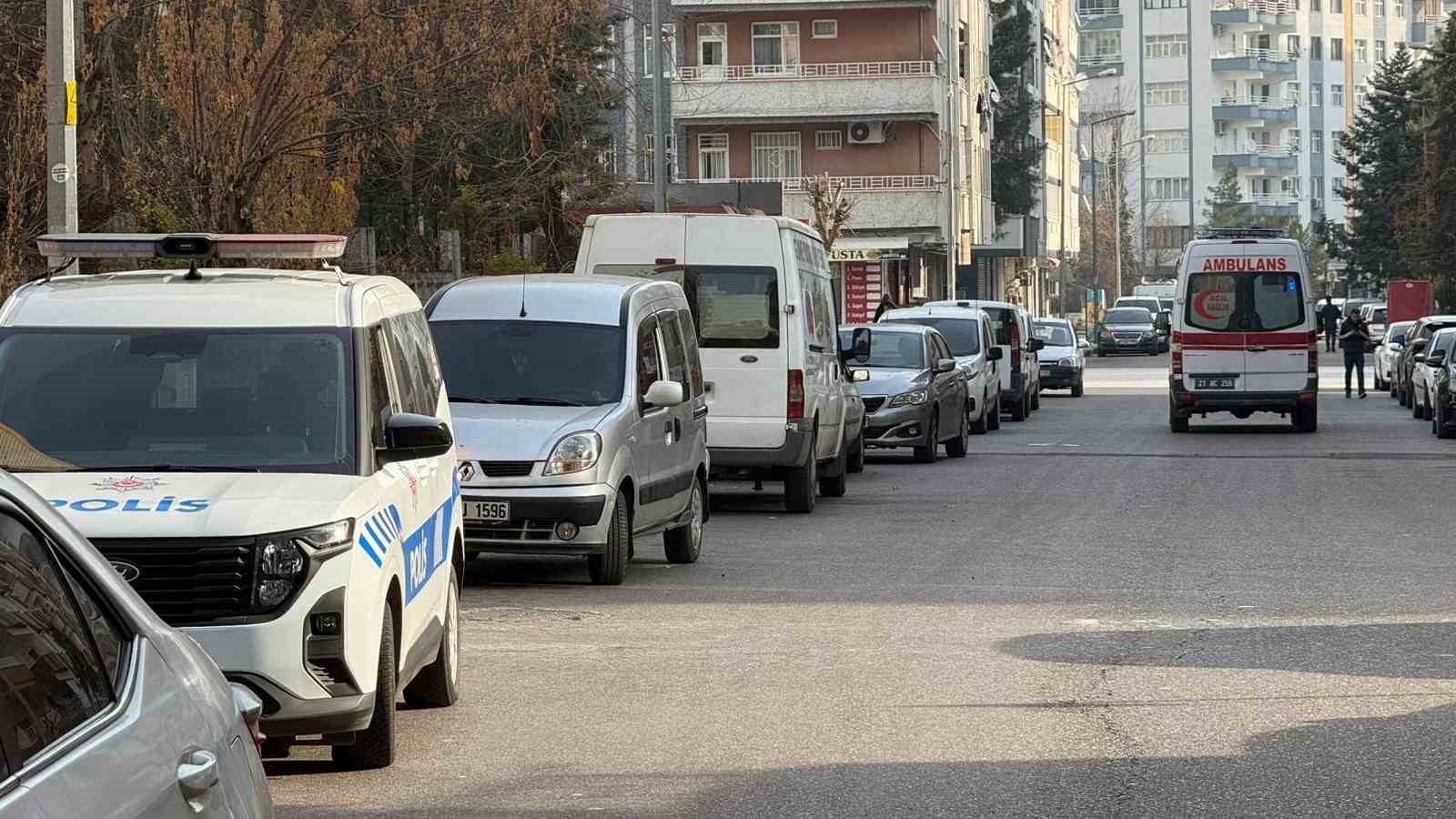 diyarbakirda sinir krizi geciren anne 2 aylik bebegini pencereden atti 2 bHKYJaLO