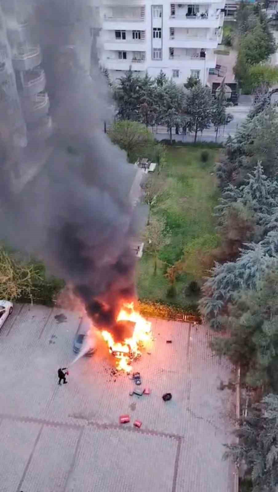 diyarbakirda site icinde korkutan yangin alevler metrelerce yukseldi binadakiler tahliye edildi 1 IaWAA6iW