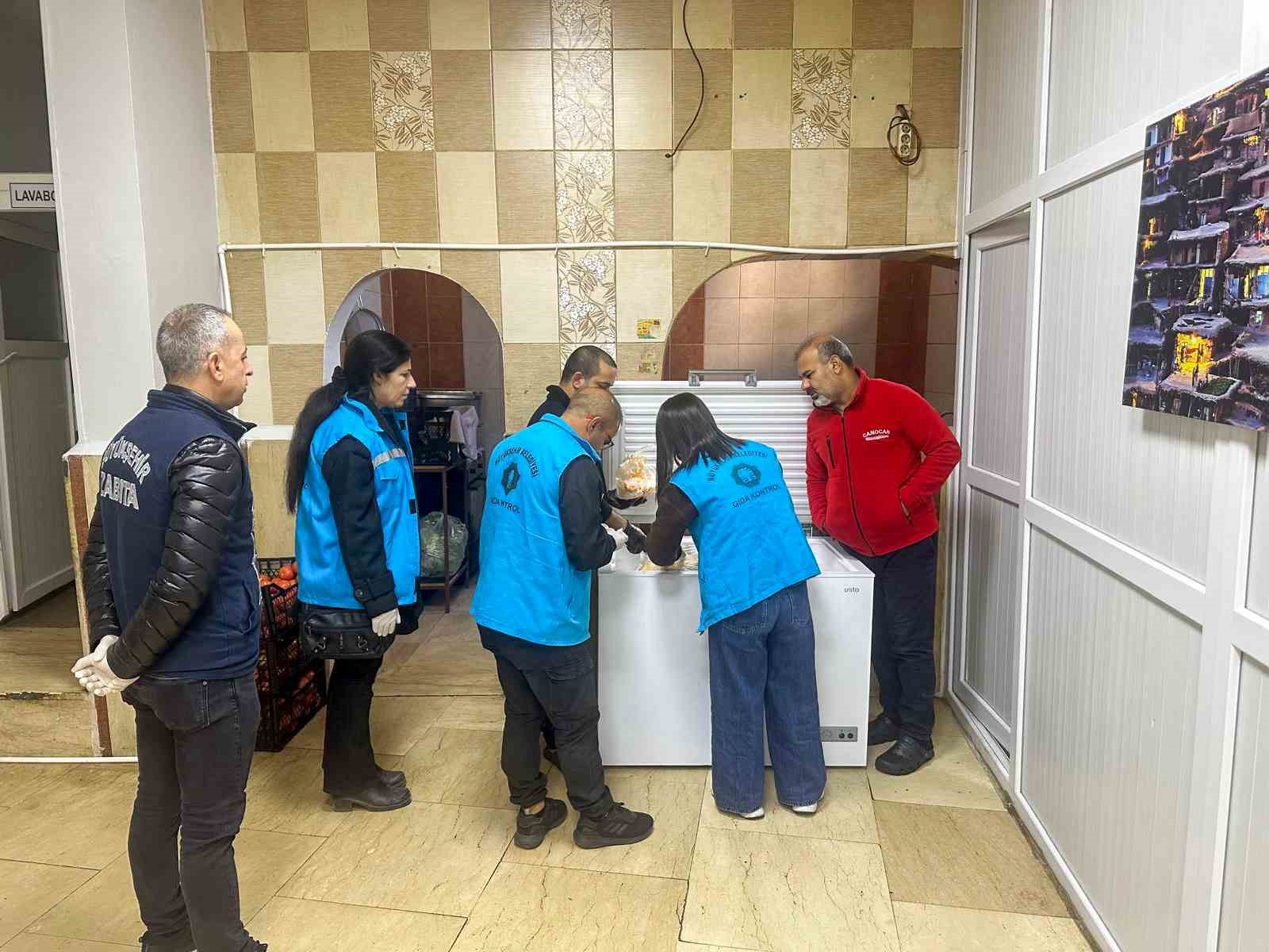 diyarbakirda son kullanma tarihi gecmis 426 kilo urun imha edildi 1 OgTi5L5V