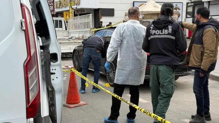 Diyarbakır’da ’tadilat’ nedeniyle çıkan silahlı kavga kameraya yansıdı 6 diyarbakirda tadilat nedeniyle cikan silahli kavga kameraya yansidi 2 7QAiLlMn