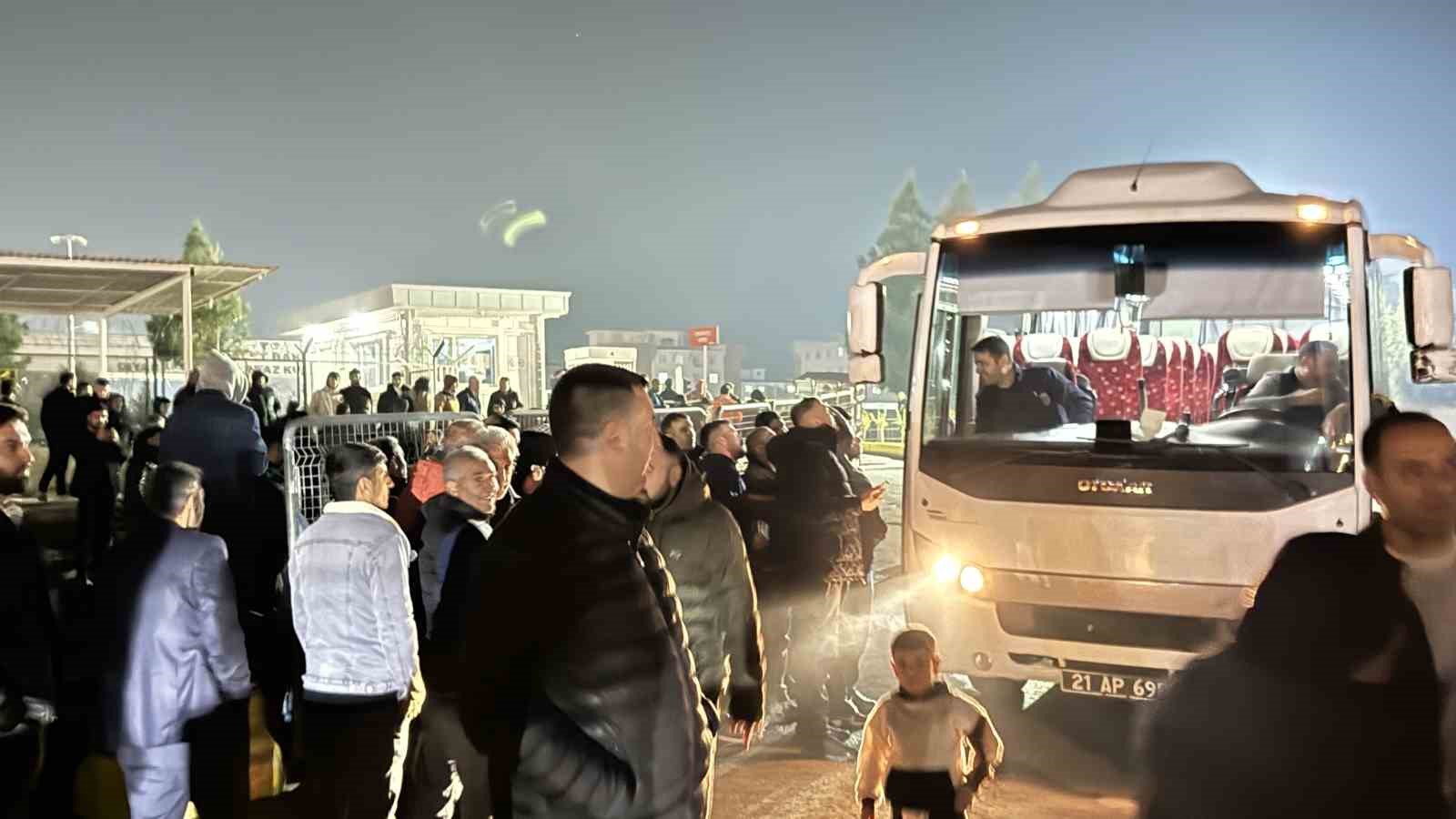 diyarbakirda tahliye olan tutuklular davul zurnayla karsilandi 1 6O7Xd82H