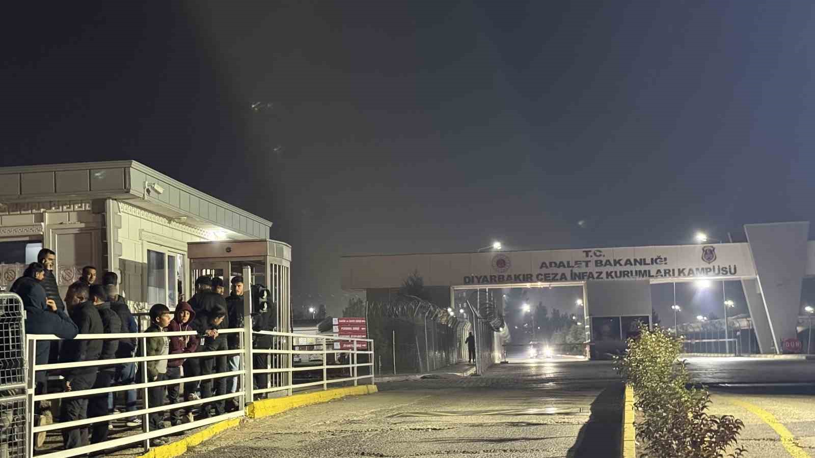 diyarbakirda tahliye olan tutuklular davul zurnayla karsilandi 2 r394uKDl