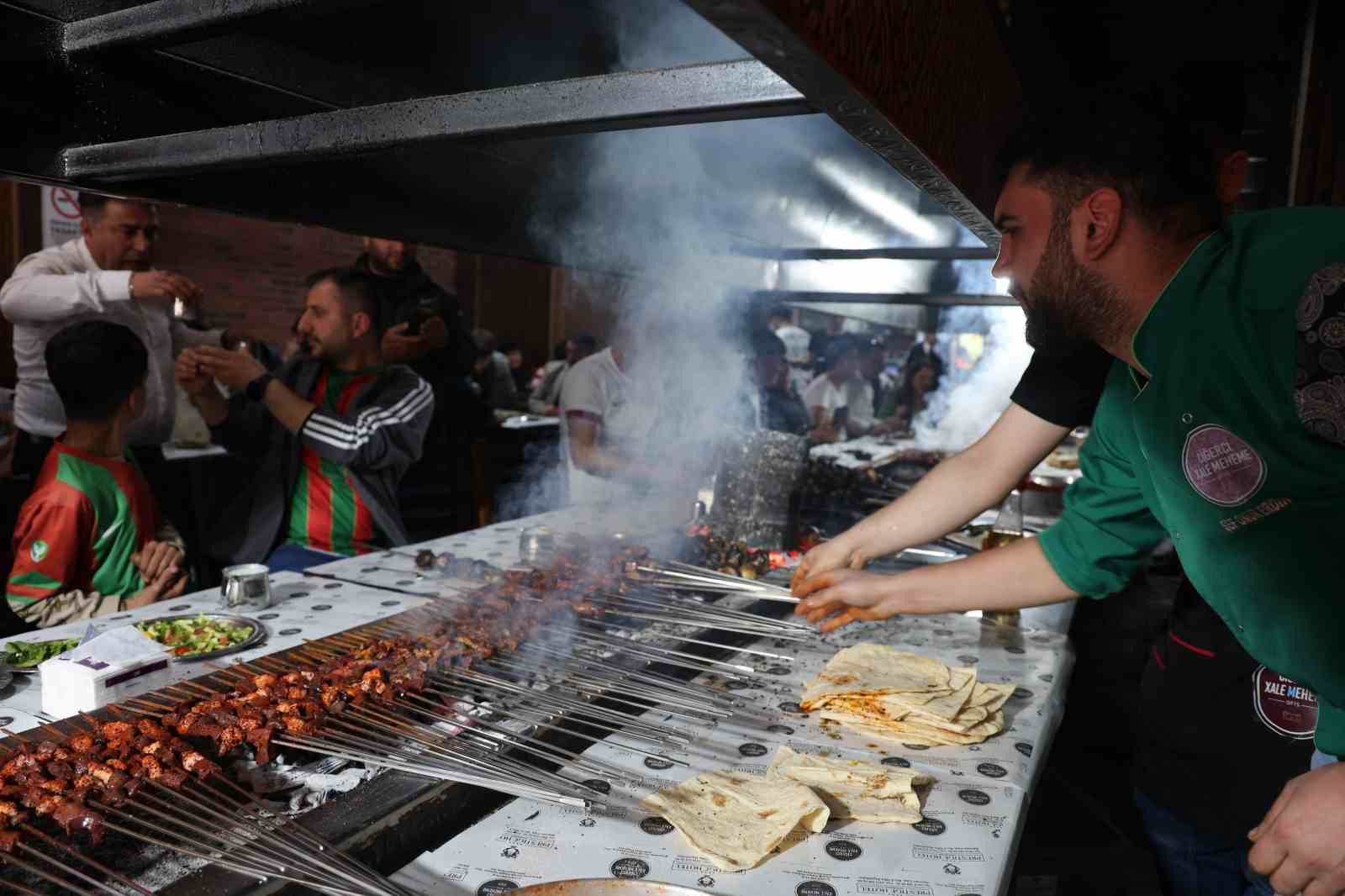 diyarbakirda taraftara 121 porsiyon ciger 5 liradan verildi 8 JA3FTLRL
