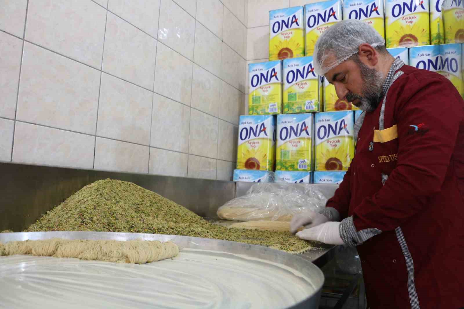 diyarbakirda tatlicilarin bayram mesaisi 1 OX7P4FlL