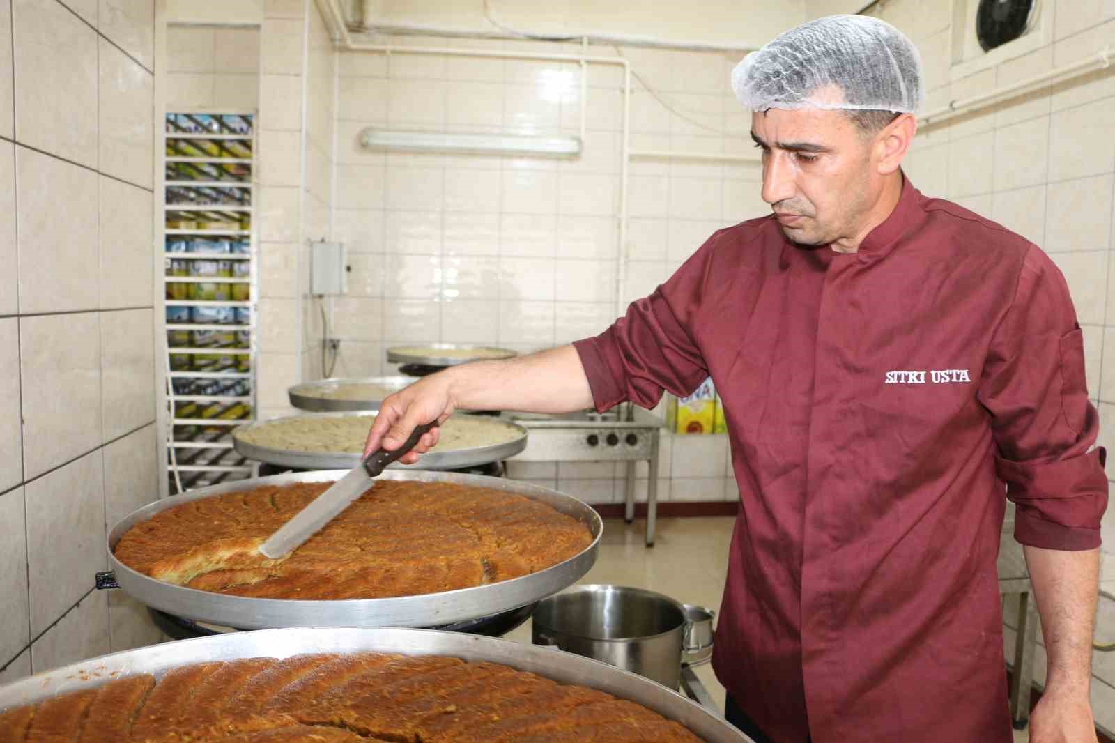 diyarbakirda tatlicilarin bayram mesaisi 3 p2RYTb5Y