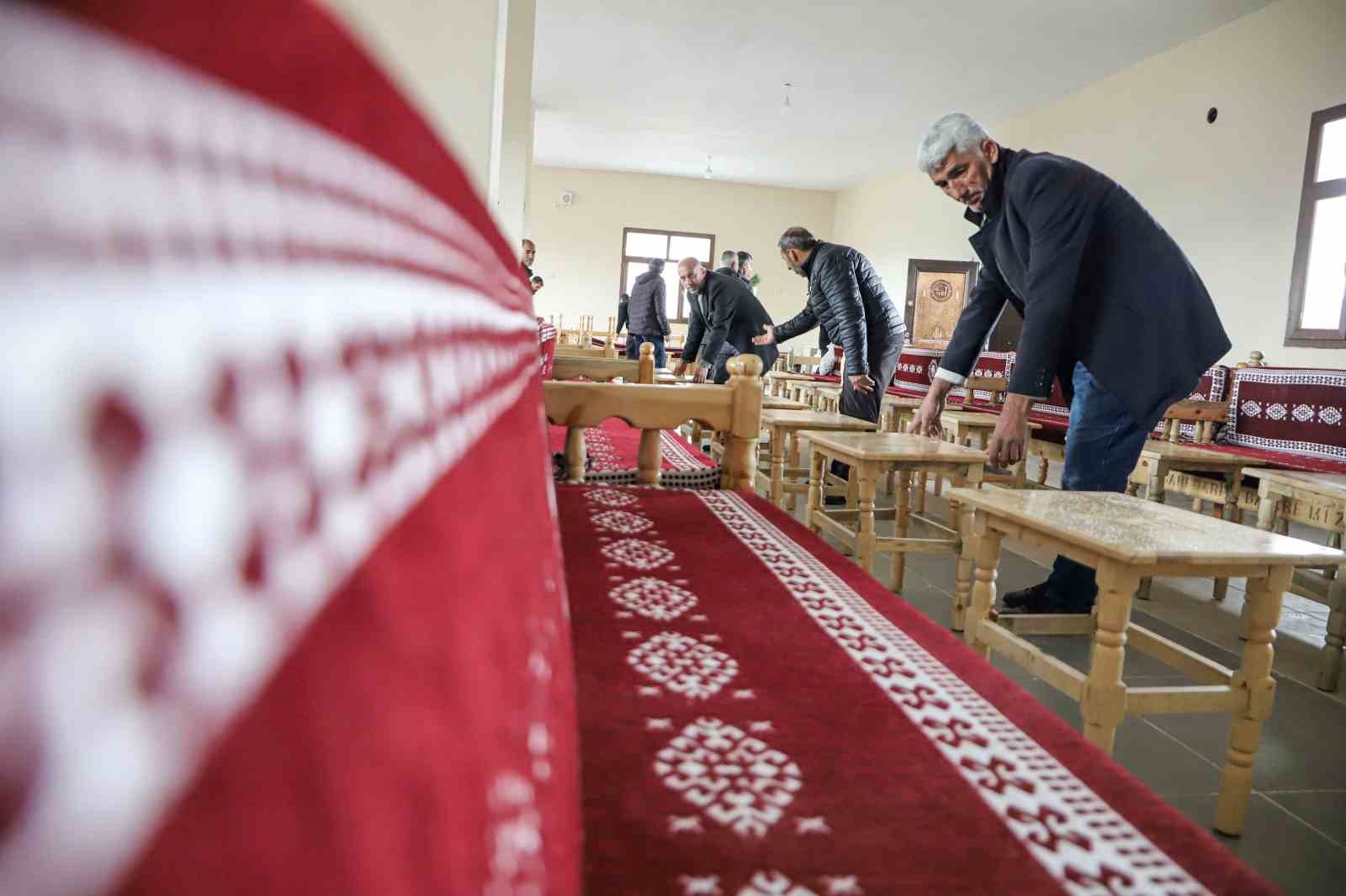 Diyarbakır’da taziye evlerine 732 sedir ve bin 464 sehpa ücretsiz dağıtıldı 4 diyarbakirda taziye evlerine 732 sedir ve bin 464 sehpa ucretsiz dagitildi 0 4YgiAb1v