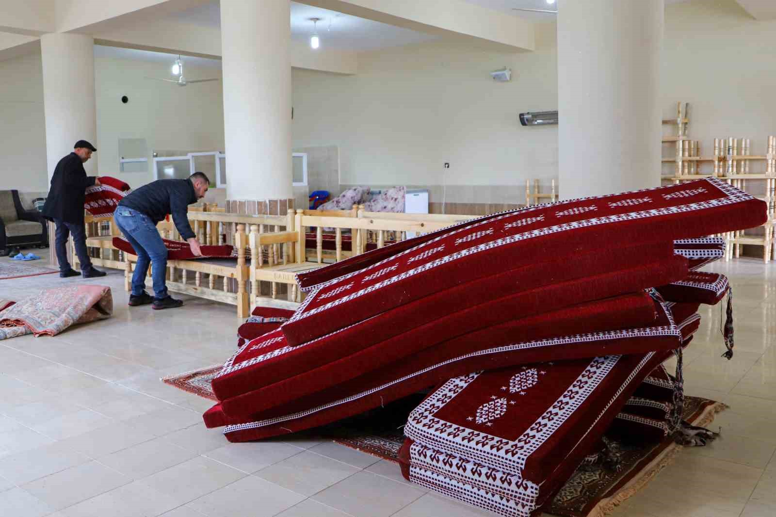 Diyarbakır’da taziye evlerine 732 sedir ve bin 464 sehpa ücretsiz dağıtıldı 5 diyarbakirda taziye evlerine 732 sedir ve bin 464 sehpa ucretsiz dagitildi 1 DRyFt1KL