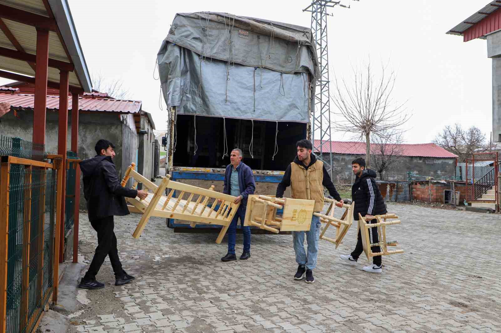 Diyarbakır’da taziye evlerine 732 sedir ve bin 464 sehpa ücretsiz dağıtıldı 8 diyarbakirda taziye evlerine 732 sedir ve bin 464 sehpa ucretsiz dagitildi 4 2HOdfwwT