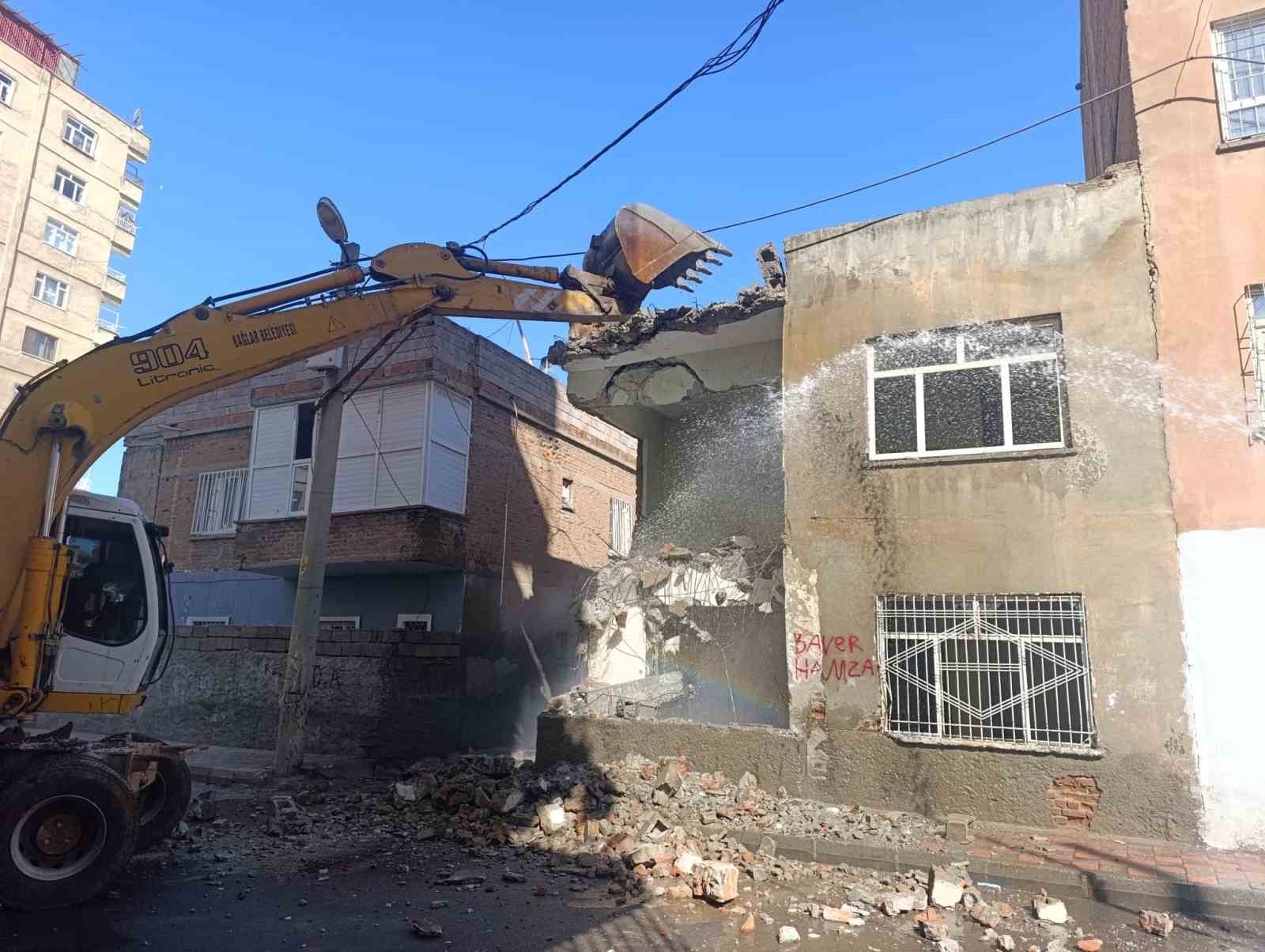 diyarbakirda tehlike sacan metruk yapilar yikiliyor 0 91HUvz8m