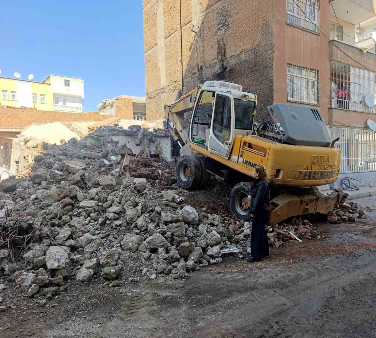 diyarbakirda tehlike sacan metruk yapilar yikiliyor 1 rCHFMjSS