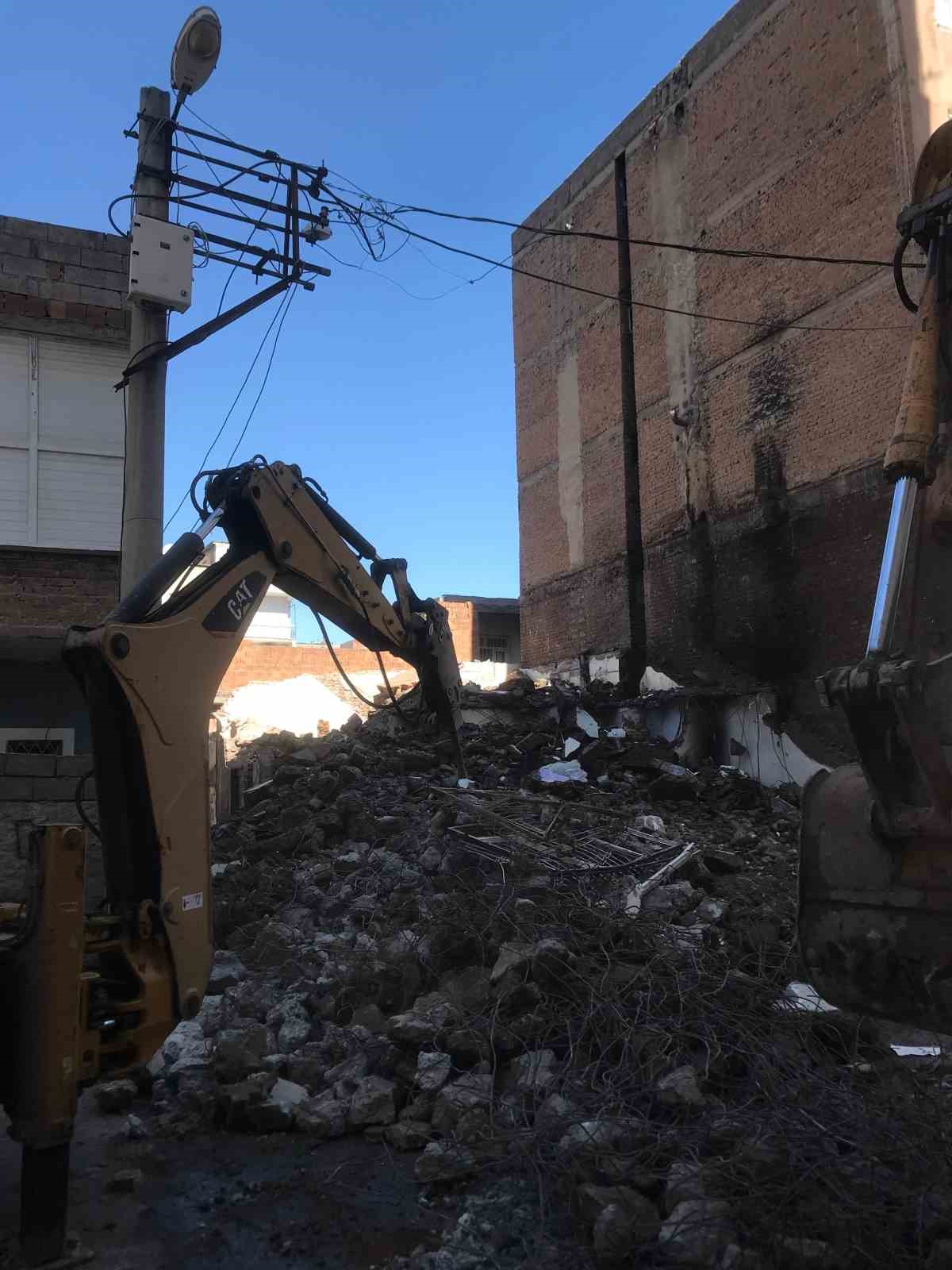 diyarbakirda tehlike sacan metruk yapilar yikiliyor 3 8s68neks