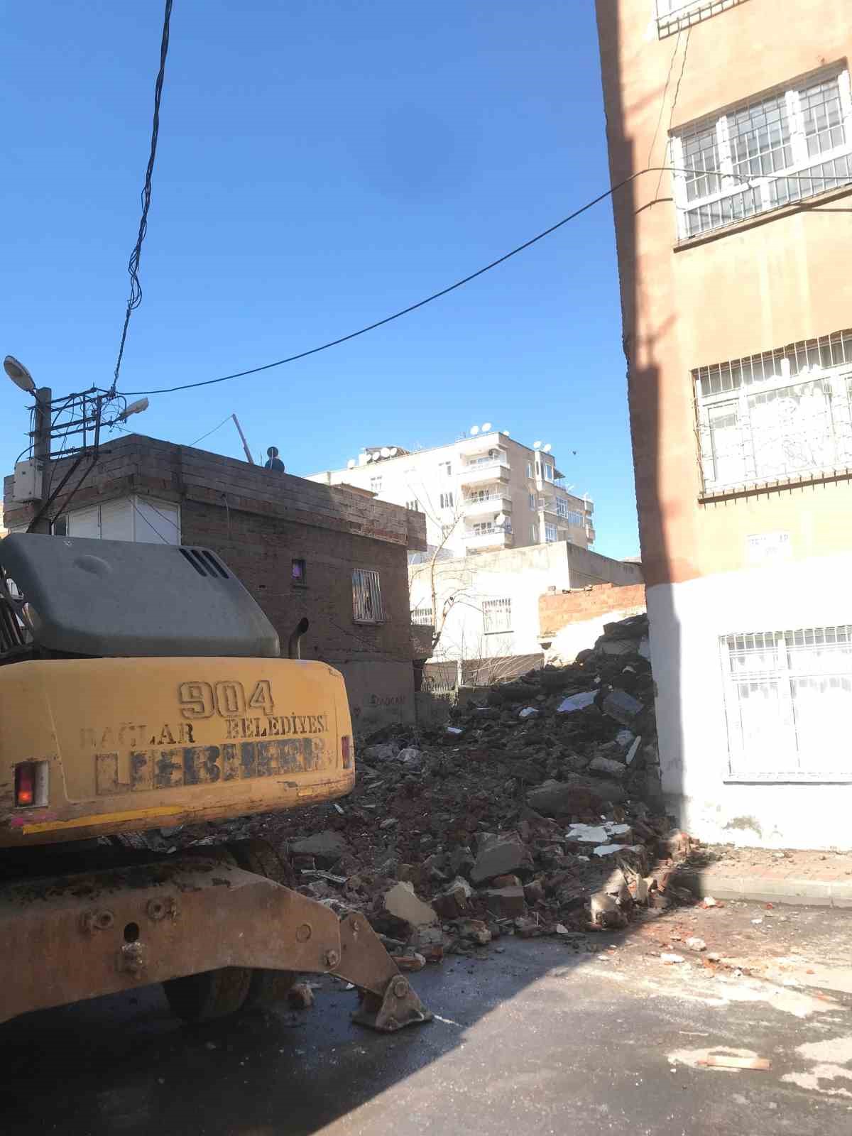 diyarbakirda tehlike sacan metruk yapilar yikiliyor 4 uBrt5cln