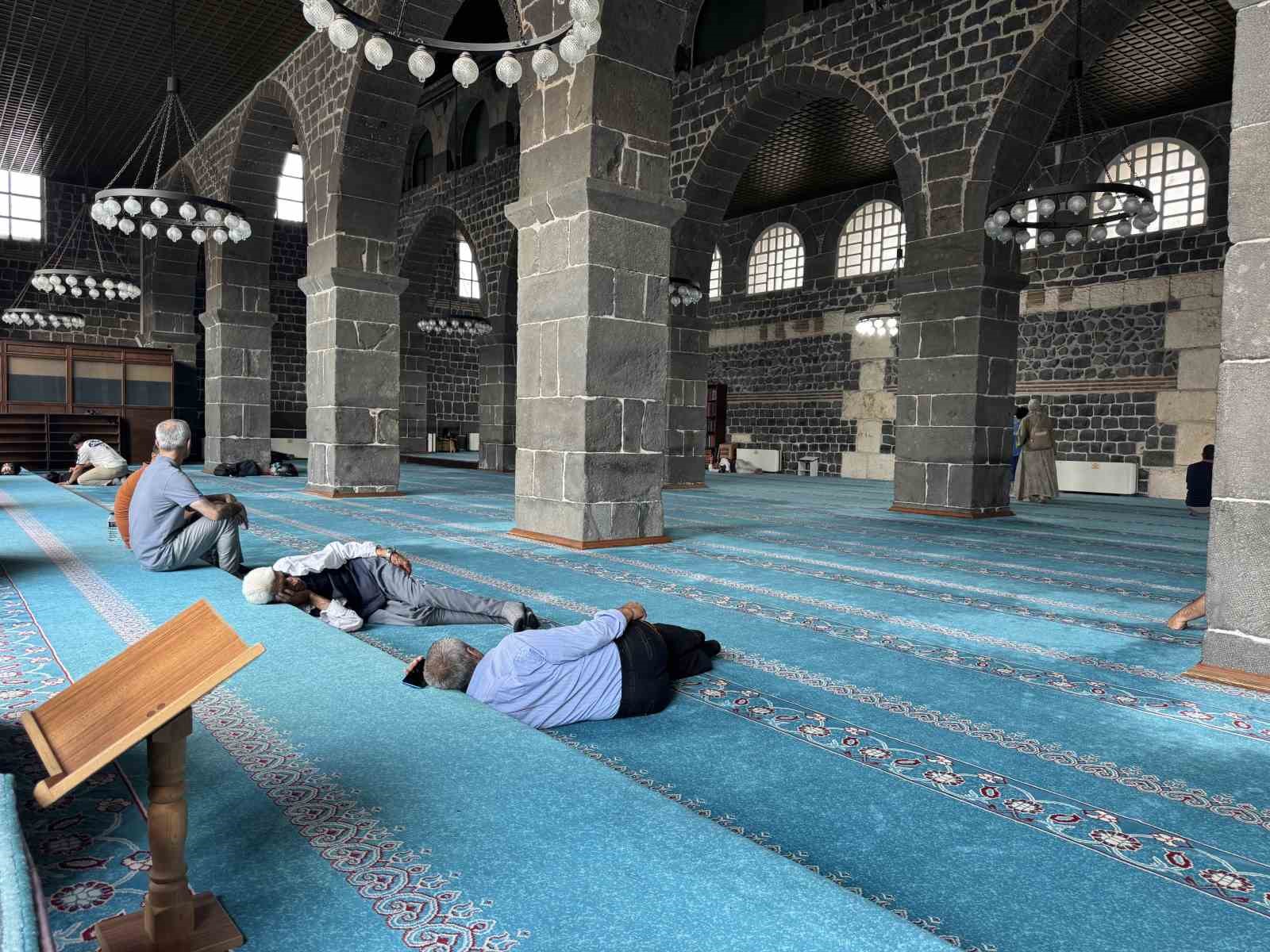 Diyarbakır’da termometreler 40 dereceyi gösterince vatandaşlar soluğu camilerde aldı 4 diyarbakirda termometreler 40 dereceyi gosterince vatandaslar solugu camilerde aldi 0
