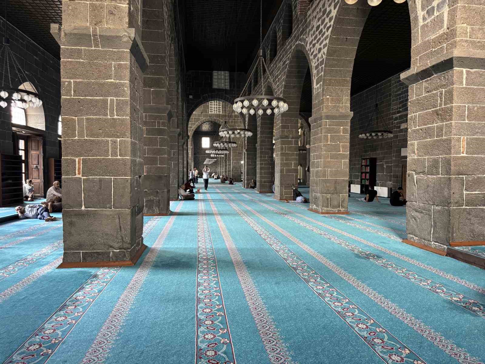 Diyarbakır’da termometreler 40 dereceyi gösterince vatandaşlar soluğu camilerde aldı 5 diyarbakirda termometreler 40 dereceyi gosterince vatandaslar solugu camilerde aldi 1