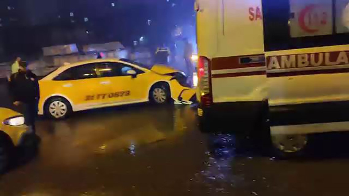 diyarbakirda ticari taksi ile yolcu minibusu carpisti 3 yarali 0 af4Y2UwU