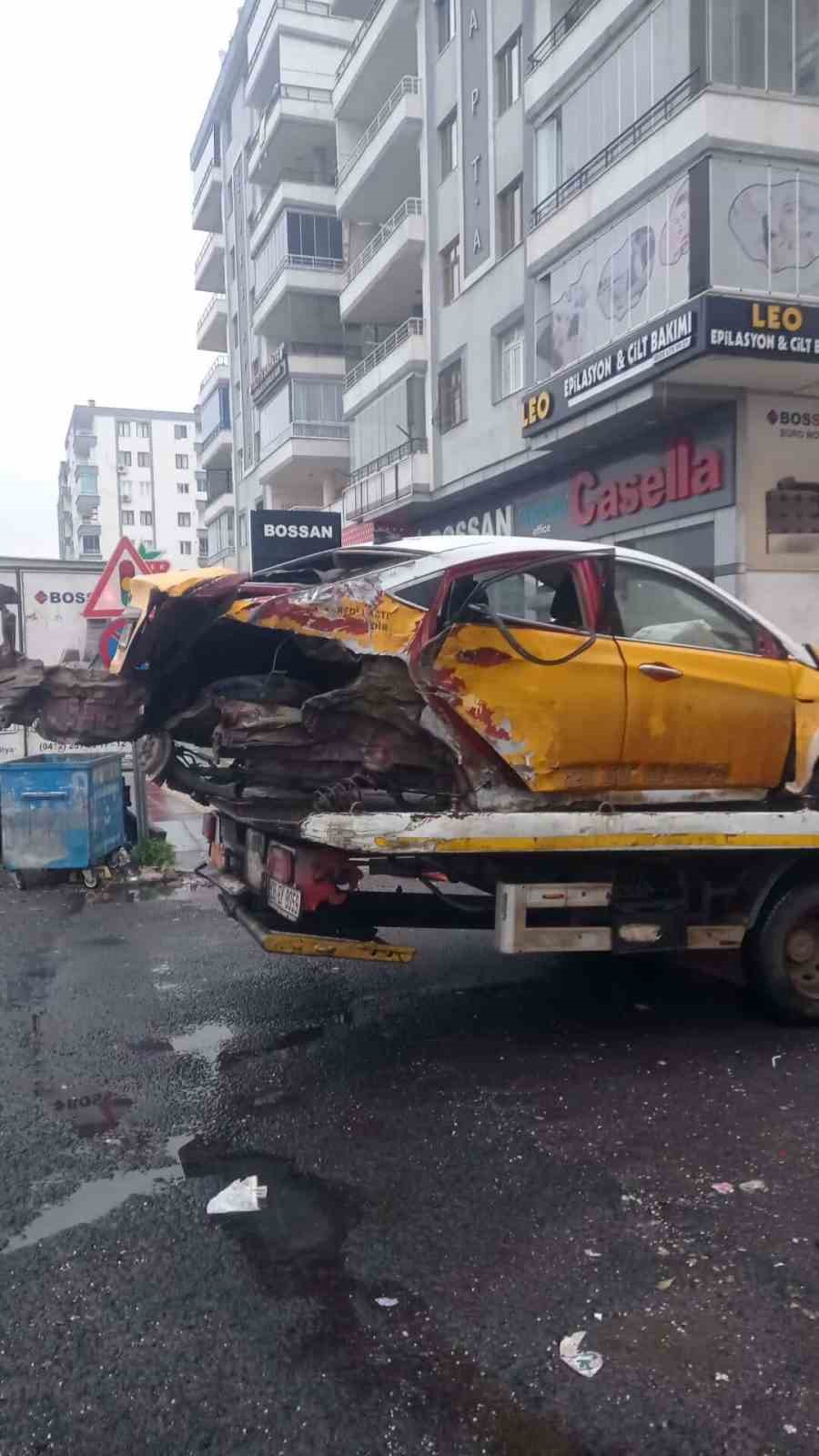 diyarbakirda ticari taksinin 3 otomobile carptigi kaza kamerada 1