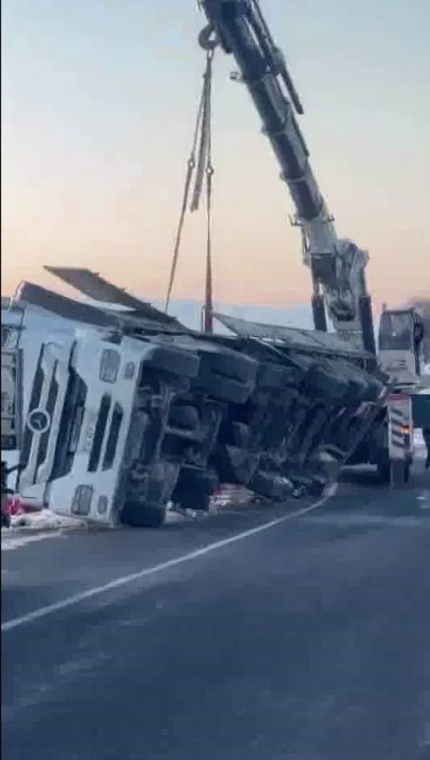 diyarbakirda tir devrildi yol ulasima kapandi 1 ACKaGQRy