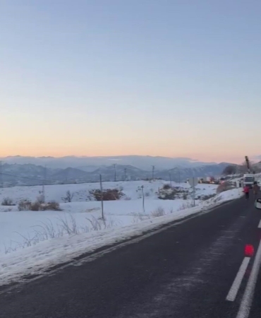 diyarbakirda-tir-devrildi-yol-ulasima-kapandi-liHbKgbb.jpg