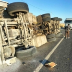 diyarbakirda-tir-sarampole-devrildi-1-yarali-D4efDLme.jpg