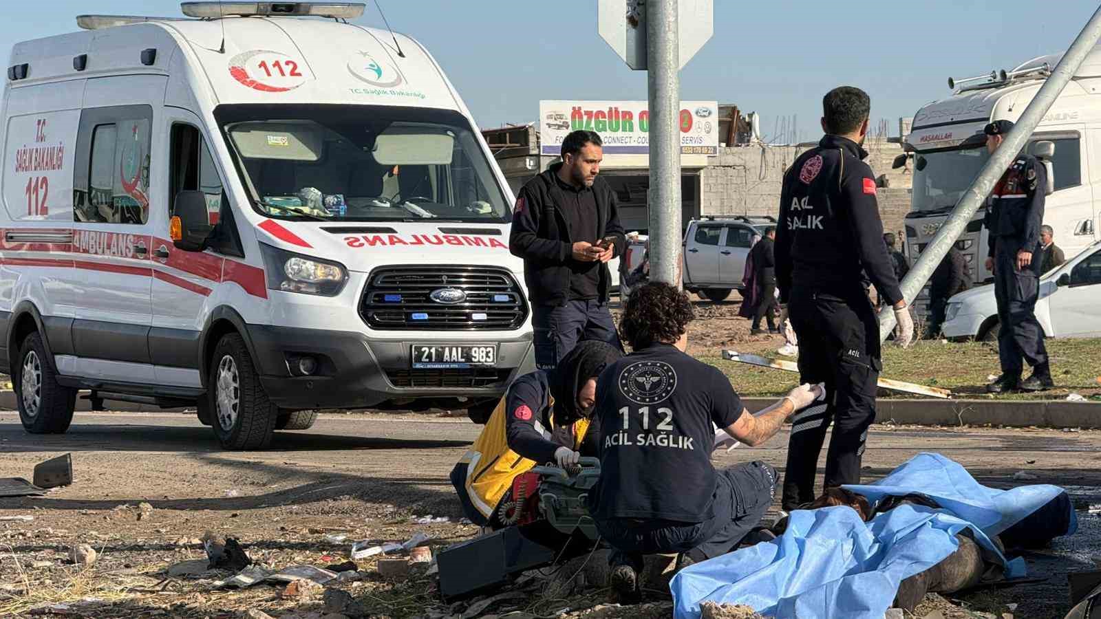 diyarbakirda tir ve iki araci bicti 2 olu 3 yarali 1 pElXtizp