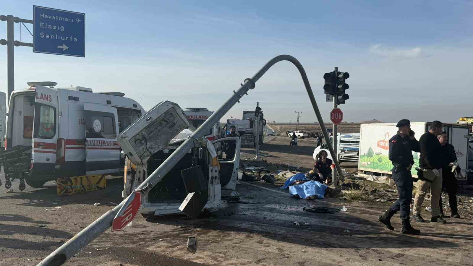 diyarbakirda tir ve iki araci bicti 2 olu 3 yarali 3 h1vJLv2w