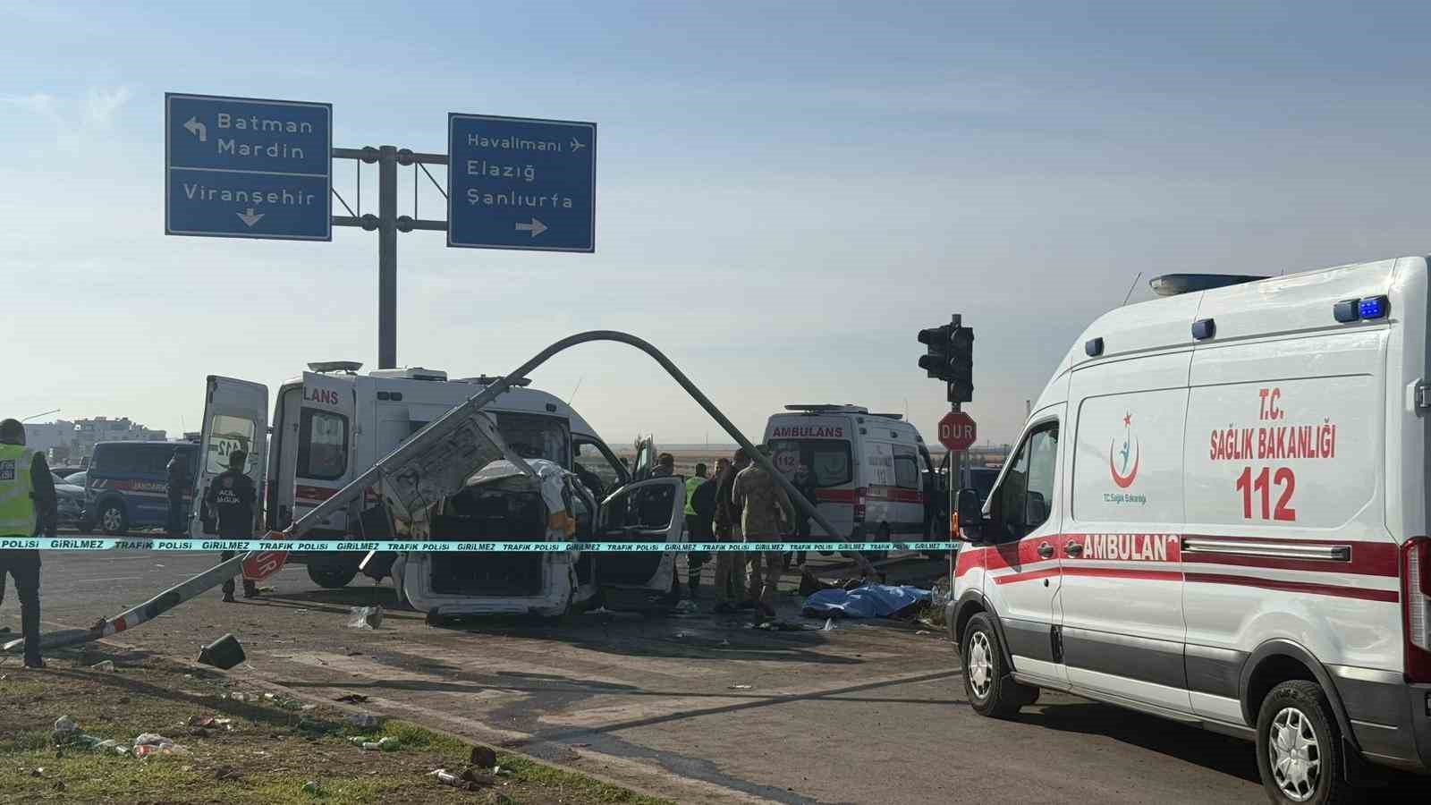 diyarbakirda tir ve iki araci bicti 2 olu 3 yarali 4 YfNz1Wgk
