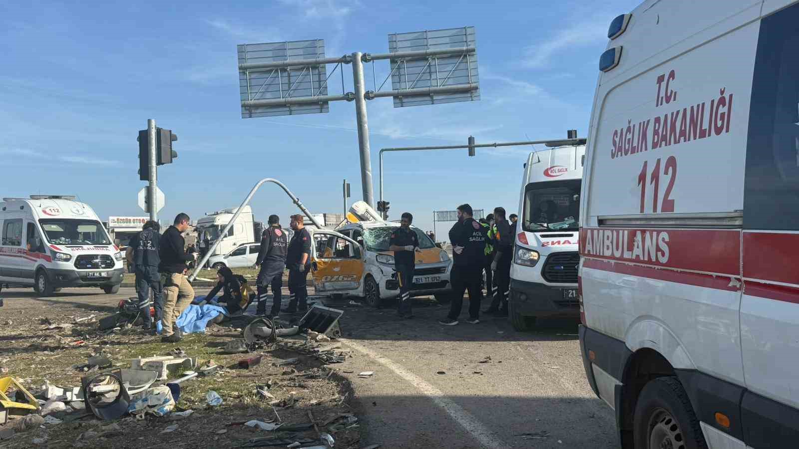diyarbakirda tir ve iki araci bicti 2 olu 3 yarali 6 PUEmlueE