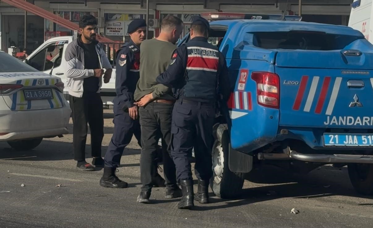 diyarbakirda tir ve iki araci bicti 2 olu 3 yarali 7 lZK9HrW5