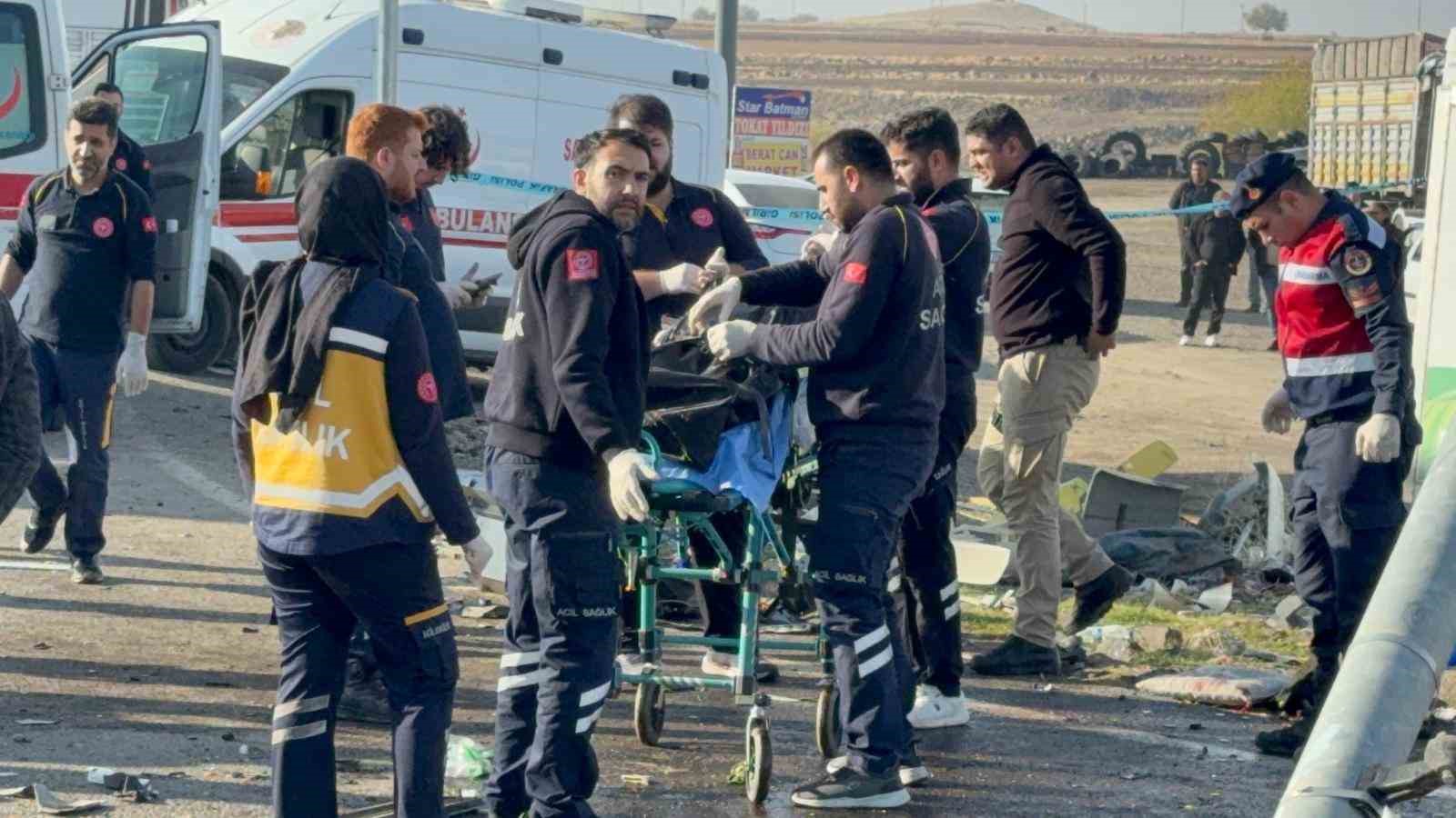 diyarbakirda tir ve iki araci bicti 2 olu 3 yarali 8 h6PcFQe3