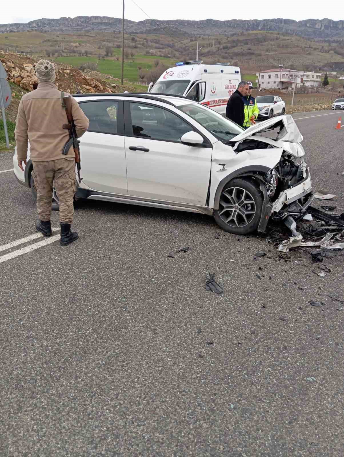 diyarbakirda trafik kazasi 6 yarali 1 MNnXSnPZ
