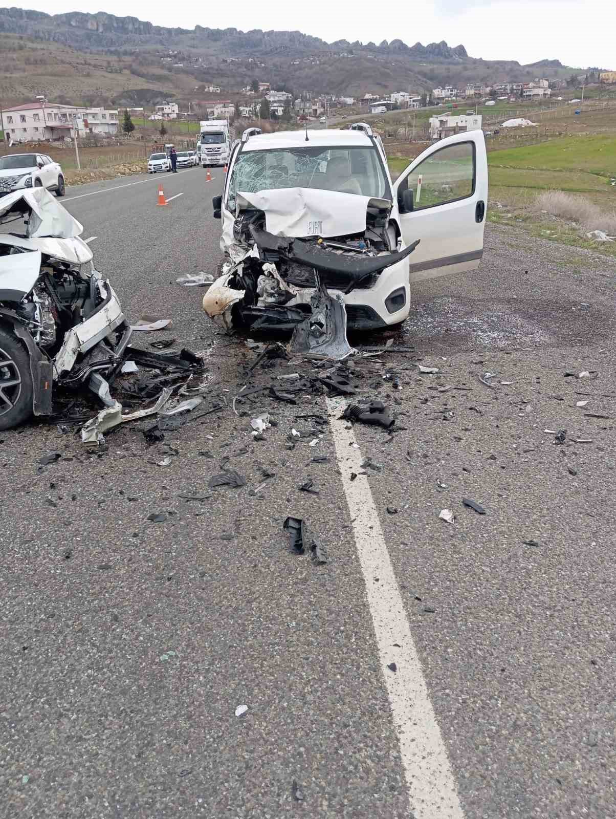 diyarbakirda trafik kazasi 6 yarali 3 LLHqVVYD