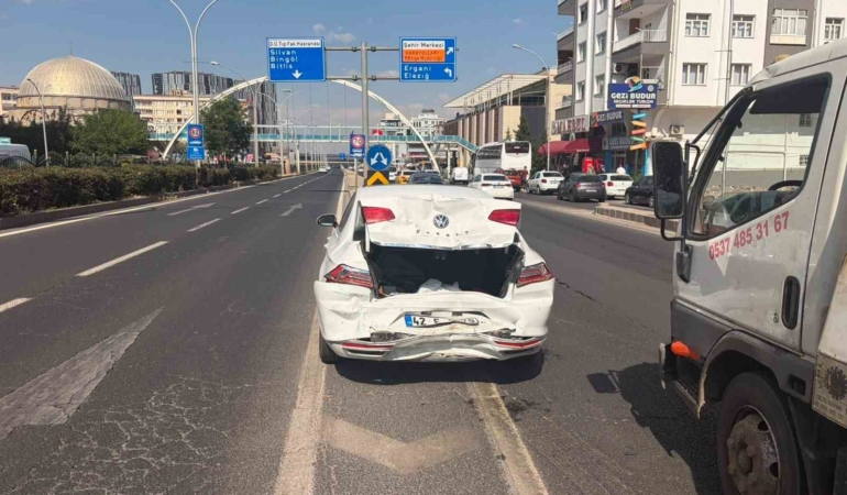 diyarbakirda-trafik-kazasi-7-aylik-hamile-surucu-soka-girdi-1PybDc7v.jpg