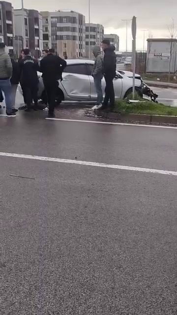 diyarbakirda trafik kazasi arac refuje carparak durabildi 0 KnIfyuF9