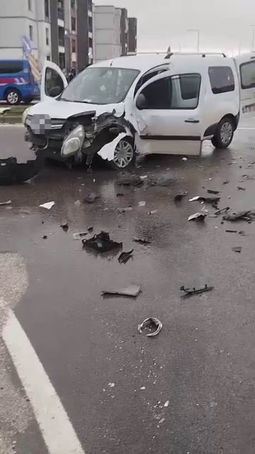 diyarbakirda trafik kazasi arac refuje carparak durabildi 1 ulydsLUQ