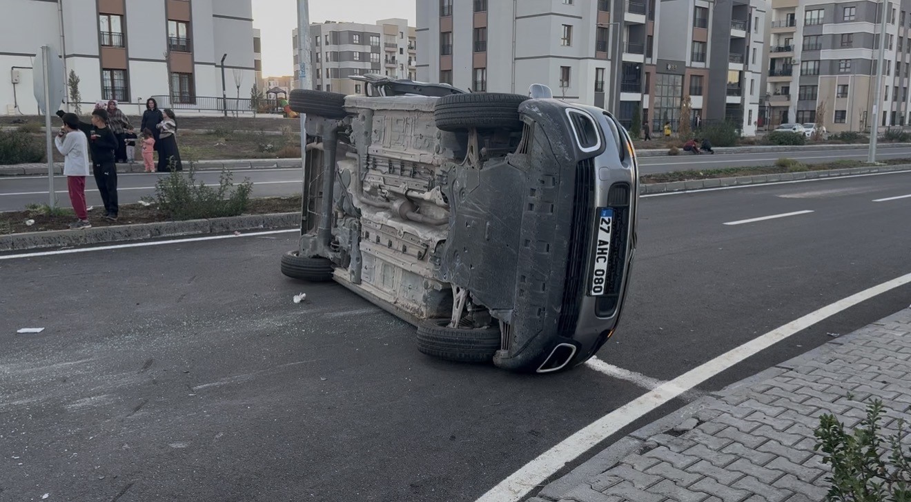 Diyarbakır’da trafik kazası: Araç yan yattı, 2 kişi yaralandı 4 diyarbakirda trafik kazasi arac yan yatti 2 kisi yaralandi 0 eWg9EJDB