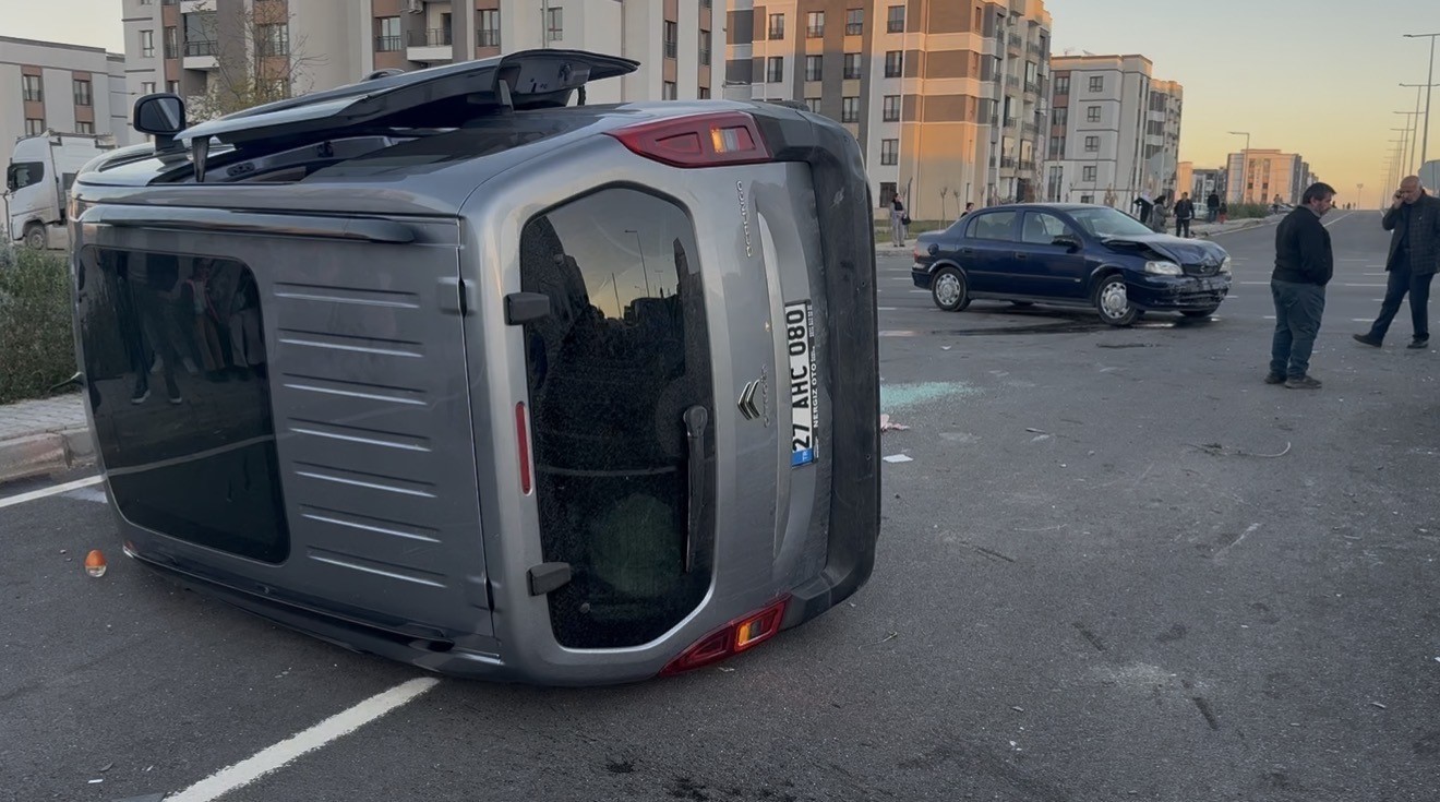 Diyarbakır’da trafik kazası: Araç yan yattı, 2 kişi yaralandı 5 diyarbakirda trafik kazasi arac yan yatti 2 kisi yaralandi 1 SHfTLUCK