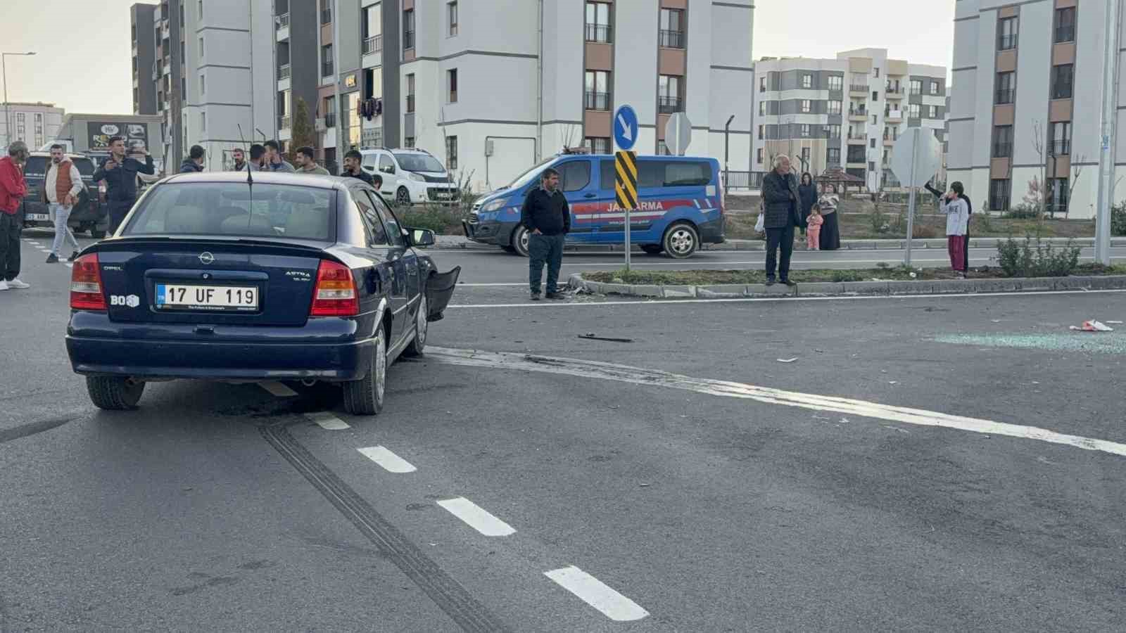 Diyarbakır’da trafik kazası: Araç yan yattı, 2 kişi yaralandı 6 diyarbakirda trafik kazasi arac yan yatti 2 kisi yaralandi 2