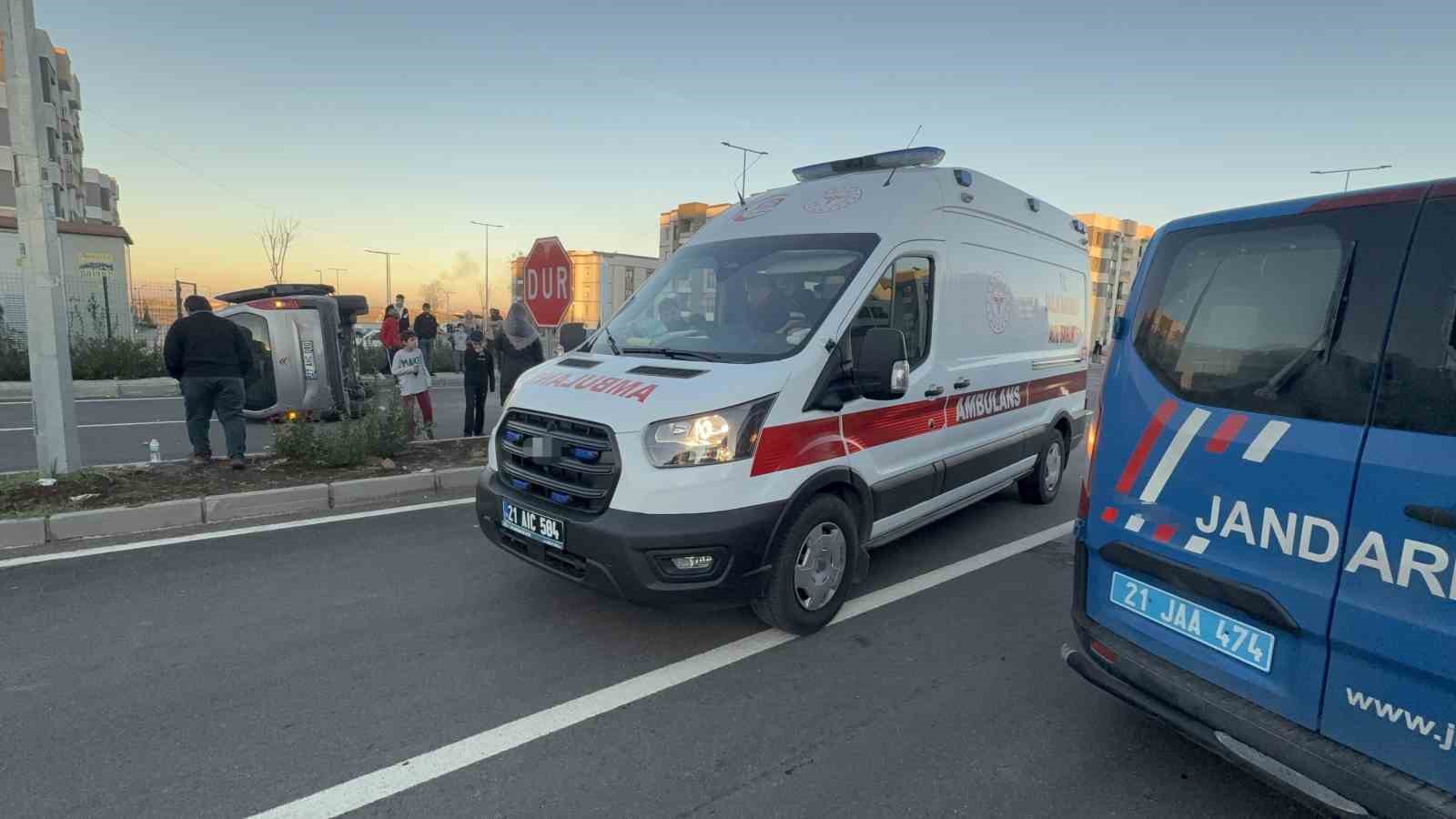 Diyarbakır’da trafik kazası: Araç yan yattı, 2 kişi yaralandı 7 diyarbakirda trafik kazasi arac yan yatti 2 kisi yaralandi 3 HInEMDii