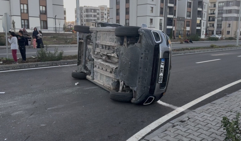 diyarbakirda-trafik-kazasi-arac-yan-yatti-2-kisi-yaralandi-ZmN2gEMK.jpg
