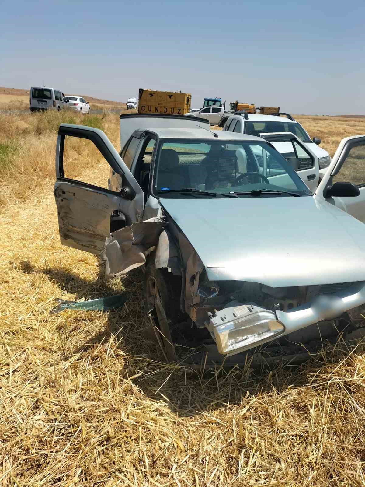Diyarbakır’da traktörle otomobil çarpıştı: 3 yaralı 4 diyarbakirda traktorle otomobil carpisti 3 yarali 0 RbrYCgTy