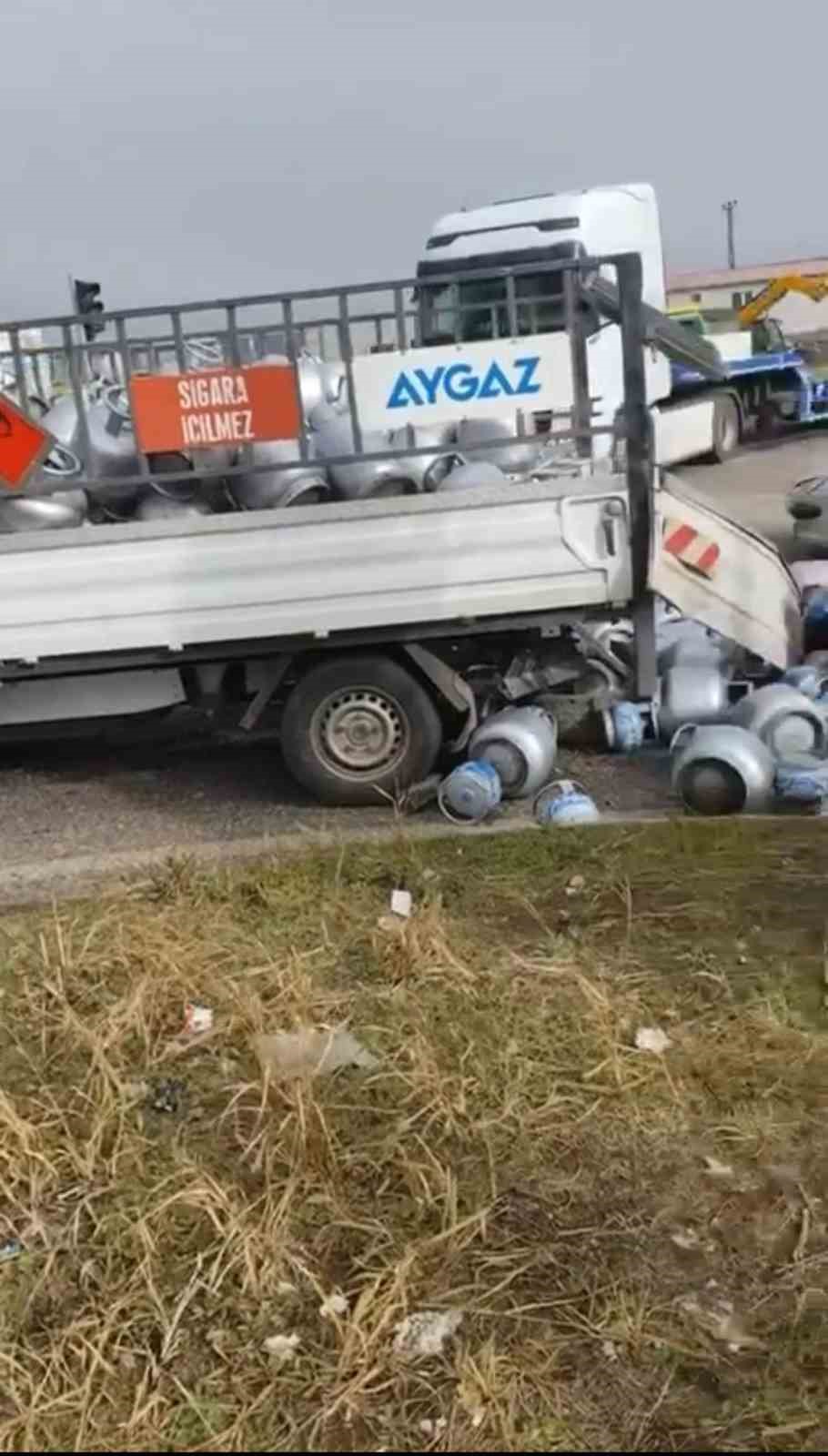 diyarbakirda tuplerin yola savruldugu kaza ucuz atlatildi 1 iZfPu4rX