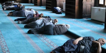 diyarbakirda-turistler-sicak-havadan-korunmak-icin-camilere-sigindi-uvvVJbPQ.jpg