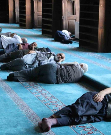 diyarbakirda-turistler-sicak-havadan-korunmak-icin-camilere-sigindi-uvvVJbPQ.jpg