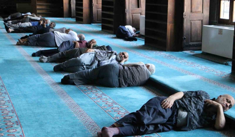 diyarbakirda-turistler-sicak-havadan-korunmak-icin-camilere-sigindi-uvvVJbPQ.jpg